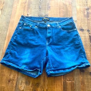Cute and stretchy Jean shorts.
